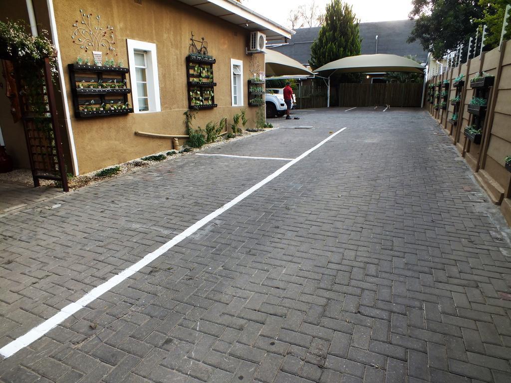 Uzuri Guesthouse Cc Windhoek Exteriör bild